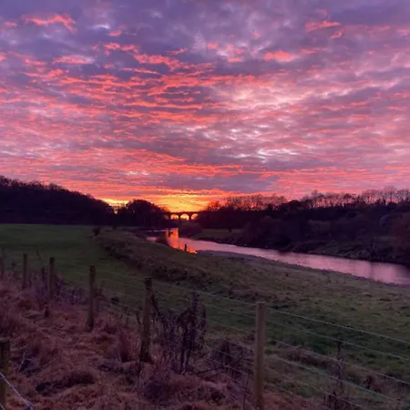 別荘 At Inch Farm Solitude Beside The River